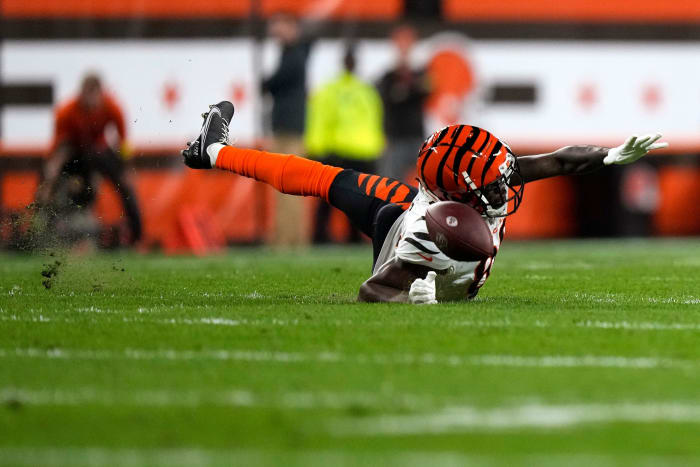 Cincinnati Bengals wide receiver Mike Thomas (80) is unable to complete a catch in the first quarter during an NFL Week 8 game against the Cleveland Browns, Monday, Oct. 31, 2022, at FirstEnergy Stadium in Cleveland. Nfl Cincinnati Bengals At Cleveland Browns Oct 31 0019